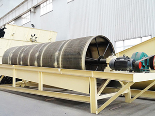 其包括底座、激振裝置、機(jī)架及設(shè)于 機(jī)架上的復(fù)數(shù)個(gè)篩分滾筒、料斗、驅(qū)動(dòng)裝置、復(fù)數(shù)個(gè)輸送裝置