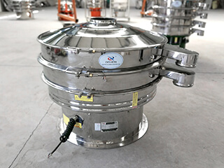 使用一些耐腐蝕、需要干凈的使用環(huán)境,比如食品、化工行業(yè),可分為圓形篩、方型篩、滾筒篩等多種型號(hào)